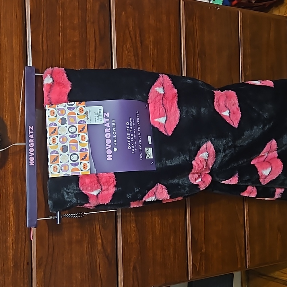 Tjmaxx Halloween Black Oversized Faux Fur Throw 50x70 Vampire Lips